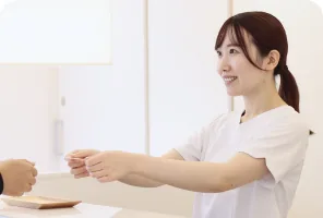受付でご案内するスタッフ