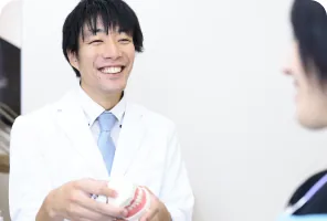 カウンセリングをする歯科医師