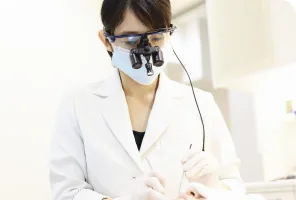 治療を行う歯科医師