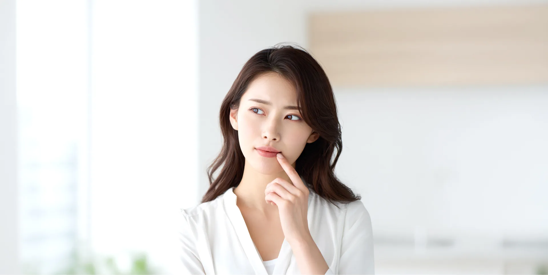 歯の悩みを抱える女性
