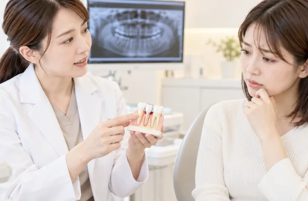 歯科医師から説明を受ける女性